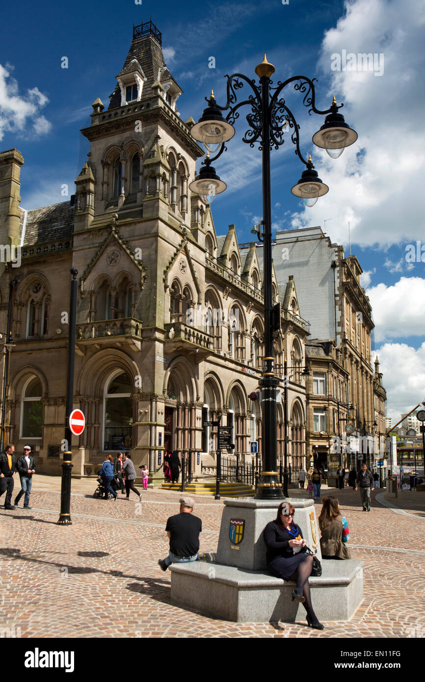 Regno Unito, Inghilterra, Yorkshire, Bradford, Hustlergate, gli acquirenti di riposo in area pedonale Foto Stock