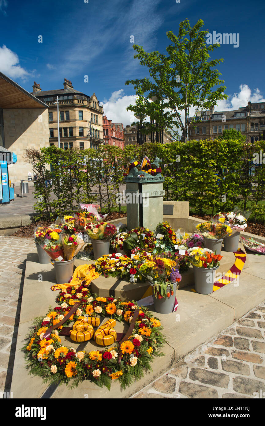 Regno Unito, Inghilterra, Yorkshire, Bradford, Centenary Square, fiori su 1985 City disastro incendio memorial Foto Stock