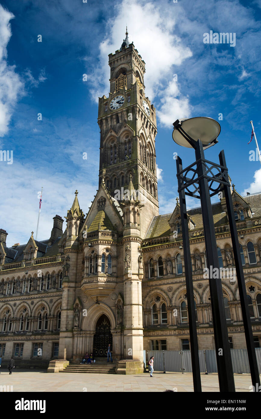 Regno Unito, Inghilterra, Yorkshire, Bradford, Centenary Square, 1873 City Hall con punto di riferimento tall Italianamente clock tower Foto Stock
