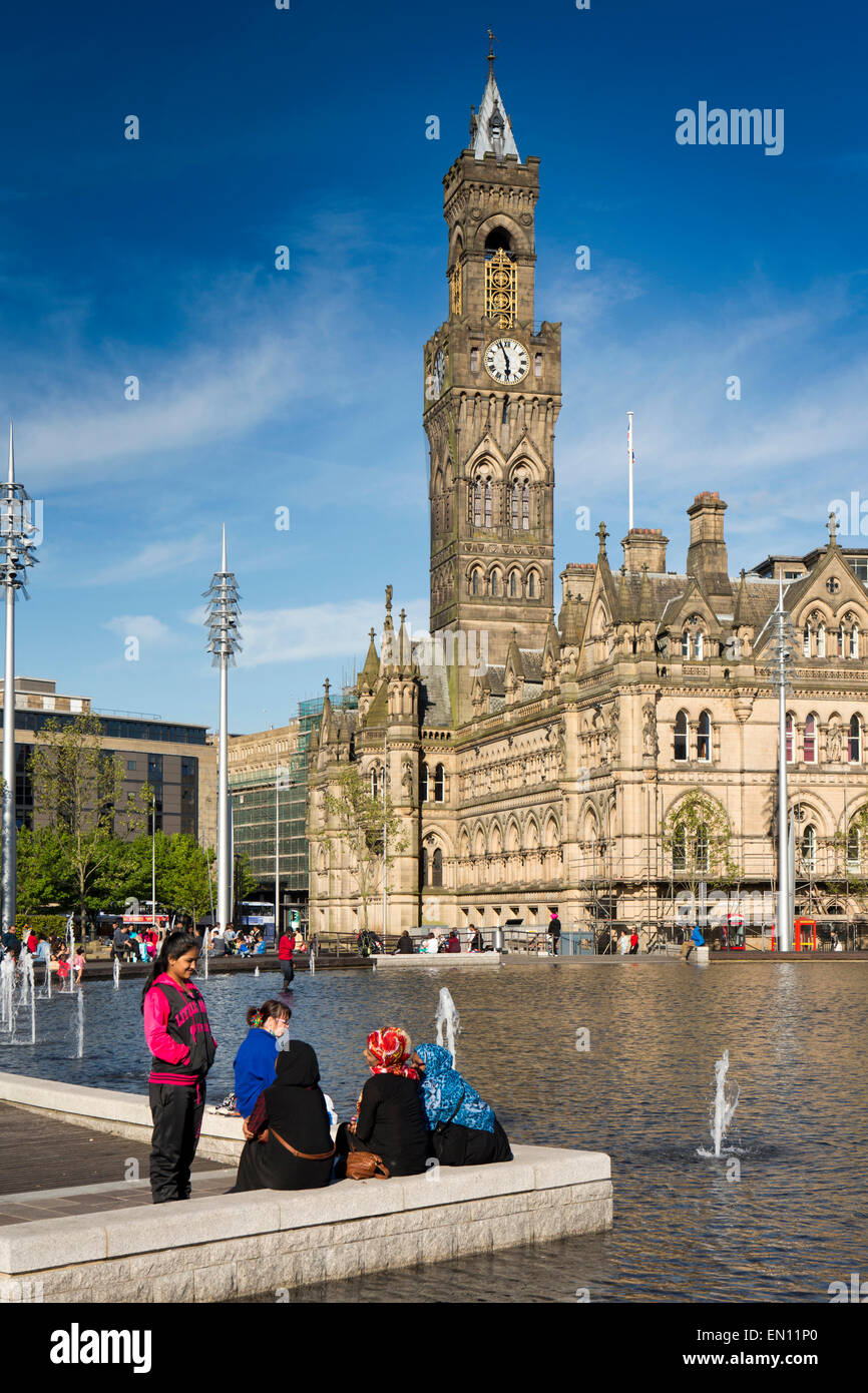 Regno Unito, Inghilterra, Yorkshire, Bradford, Centenary Square, 1873 Municipio dal Parco della Città Piscina a Specchio Foto Stock