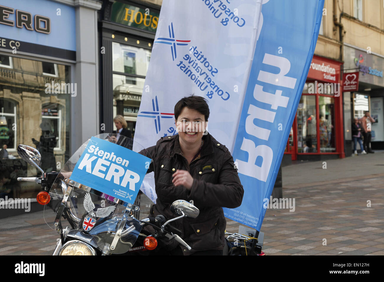 Stirling, Scozia, Regno Unito. Xxv Aprile, 2015. Ruth Davidson scozzese campagne conservatori accanto al candidato locale Stephen Kerr in questa cruciale SNP / biella sede marginale. Credito: ALAN OLIVER/Alamy Live News Foto Stock