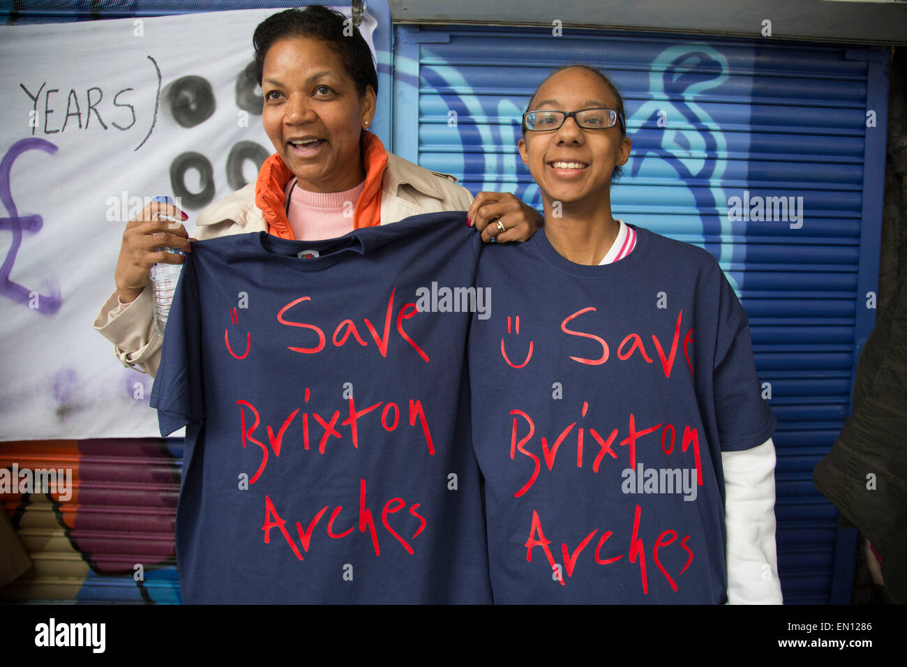 Londra, Regno Unito. Sabato 25 Aprile 2015. Con gentrification devastante Brixton il famoso personaggio e comunità, attivisti locali, residenti e gli attivisti si sono riuniti per un 'Recuperare Brixton' protesta. Organizzato per celebrare Brixton "comunità, la sua diversità, di cultura e di vita e di resistenza". Diversità Sociale viene guidato fuori dalla mancanza di un vero e proprio abitazioni a prezzi accessibili. Le imprese locali aumentando i fitti e schemi di riqualificazione che beneficio nazionale e multinazionale piuttosto che le imprese locali. Credito: Michael Kemp/Alamy Live News Foto Stock