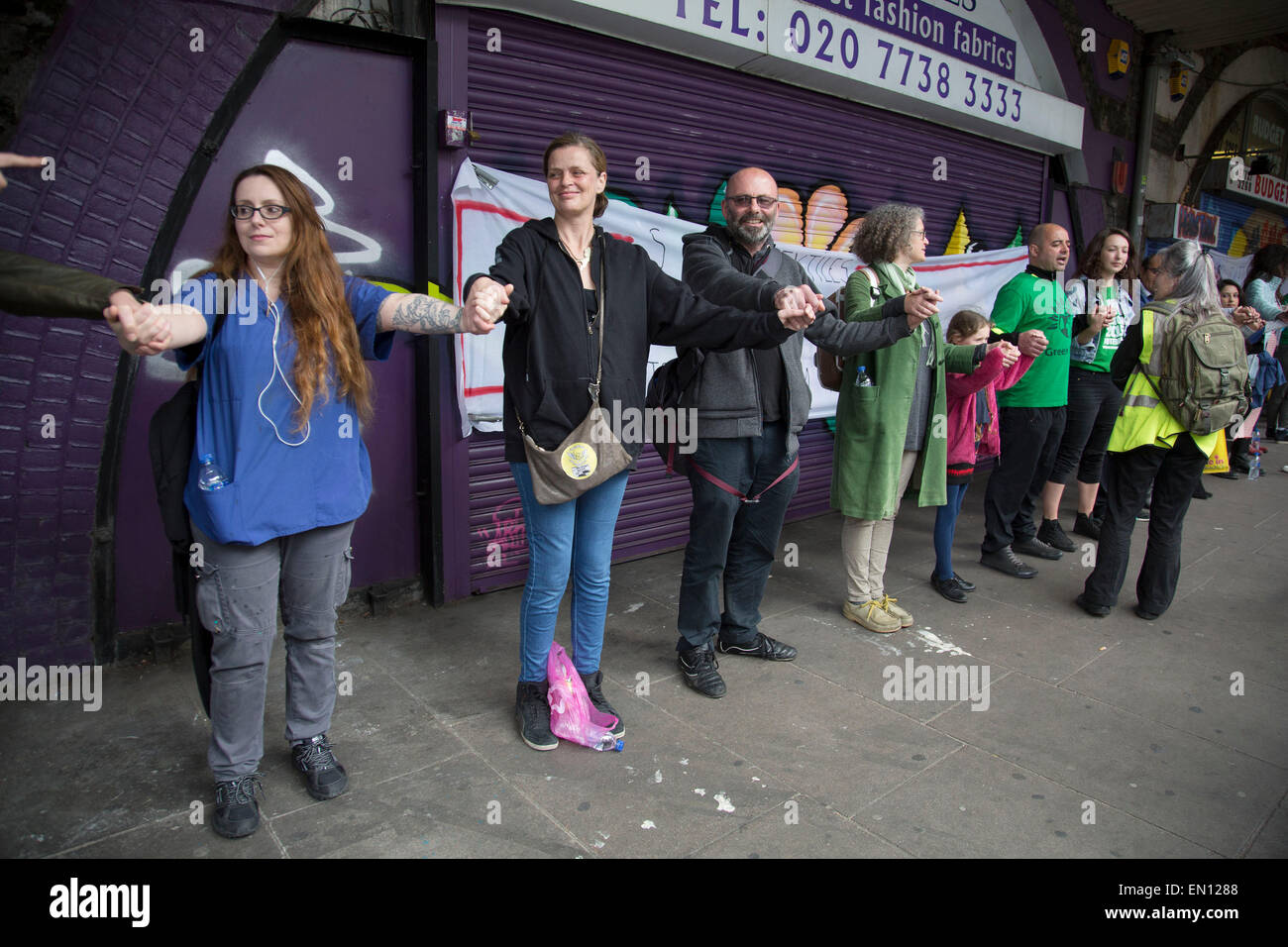 Londra, Regno Unito. Sabato 25 Aprile 2015. Con gentrification devastante Brixton il famoso personaggio e comunità, attivisti locali, residenti e gli attivisti si sono riuniti per un 'Recuperare Brixton' protesta. Organizzato per celebrare Brixton "comunità, la sua diversità, di cultura e di vita e di resistenza". Diversità Sociale viene guidato fuori dalla mancanza di un vero e proprio abitazioni a prezzi accessibili. Le imprese locali aumentando i fitti e schemi di riqualificazione che beneficio nazionale e multinazionale piuttosto che le imprese locali. Credito: Michael Kemp/Alamy Live News Foto Stock