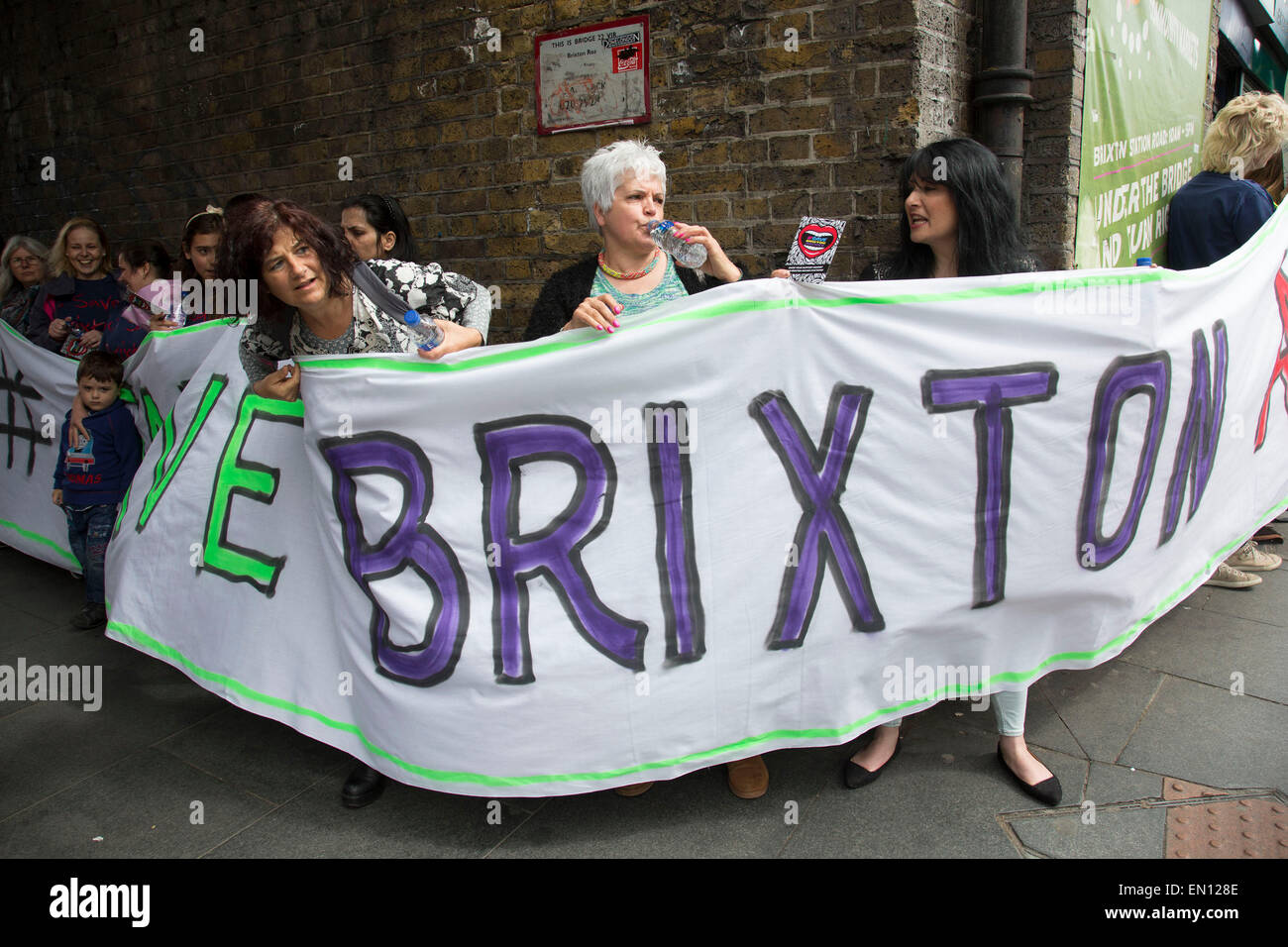 Londra, Regno Unito. Sabato 25 Aprile 2015. Con gentrification devastante Brixton il famoso personaggio e comunità, attivisti locali, residenti e gli attivisti si sono riuniti per un 'Recuperare Brixton' protesta. Organizzato per celebrare Brixton "comunità, la sua diversità, di cultura e di vita e di resistenza". Diversità Sociale viene guidato fuori dalla mancanza di un vero e proprio abitazioni a prezzi accessibili. Le imprese locali aumentando i fitti e schemi di riqualificazione che beneficio nazionale e multinazionale piuttosto che le imprese locali. Credito: Michael Kemp/Alamy Live News Foto Stock