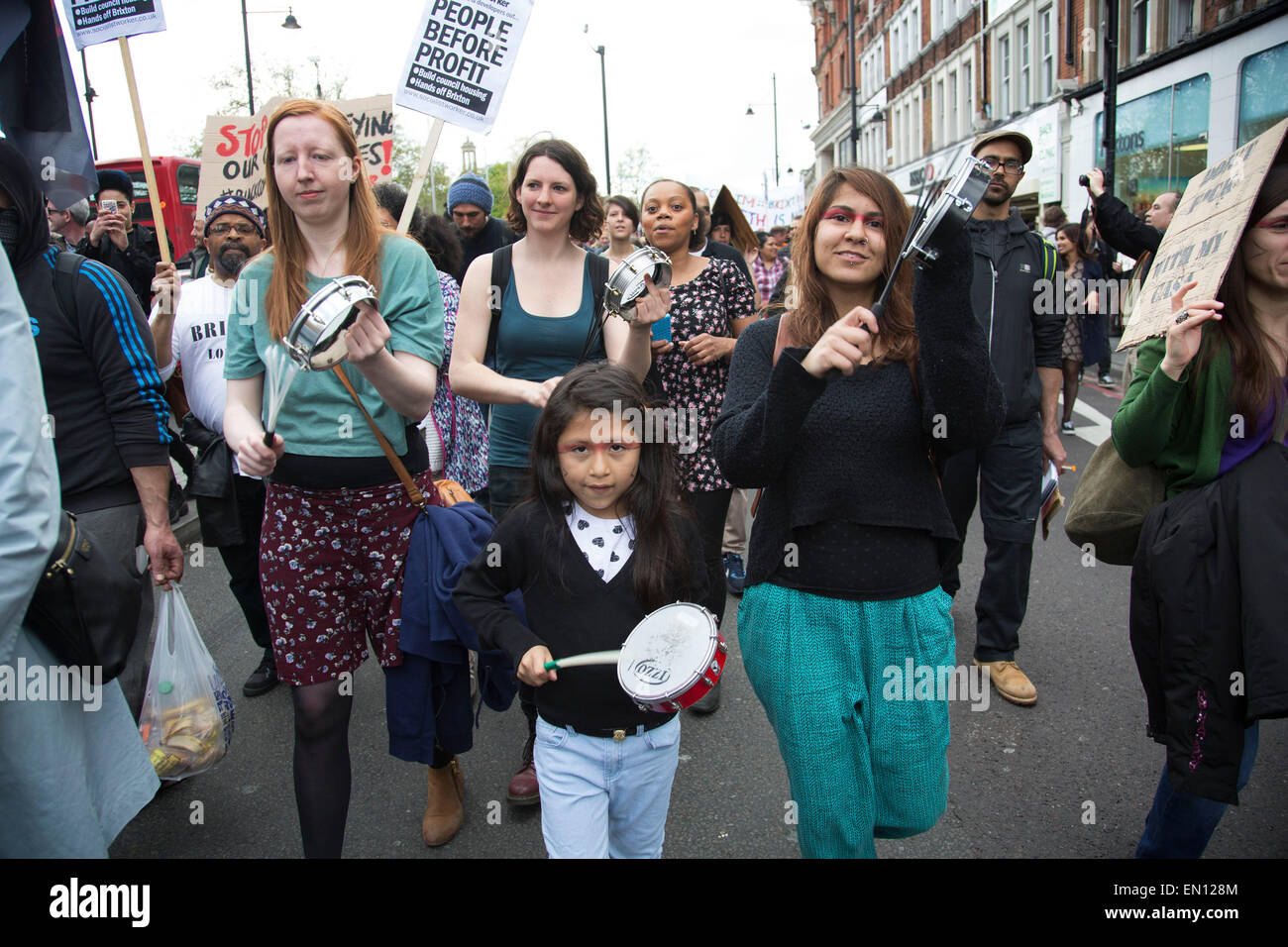 Londra, Regno Unito. Sabato 25 Aprile 2015. Con gentrification devastante Brixton il famoso personaggio e comunità, attivisti locali, residenti e gli attivisti si sono riuniti per un 'Recuperare Brixton' protesta. Organizzato per celebrare Brixton "comunità, la sua diversità, di cultura e di vita e di resistenza". Diversità Sociale viene guidato fuori dalla mancanza di un vero e proprio abitazioni a prezzi accessibili. Le imprese locali aumentando i fitti e schemi di riqualificazione che beneficio nazionale e multinazionale piuttosto che le imprese locali. Credito: Michael Kemp/Alamy Live News Foto Stock