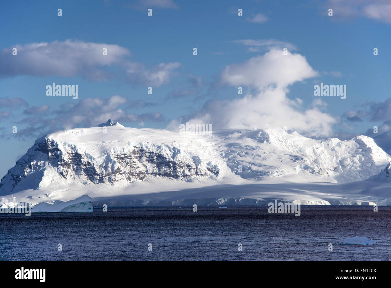 Montagne coperte di neve Anvers Island Antartico peninsulare Antartide Foto Stock