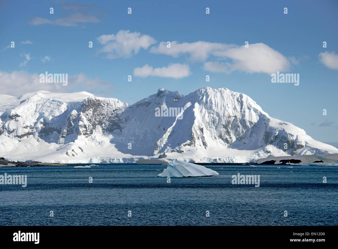 Montagne coperte di neve Anvers Island Antartico peninsulare Antartide Foto Stock