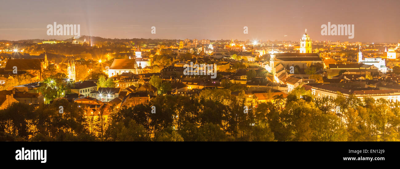 Vista sulla città vecchia di Vilnius di notte Foto Stock