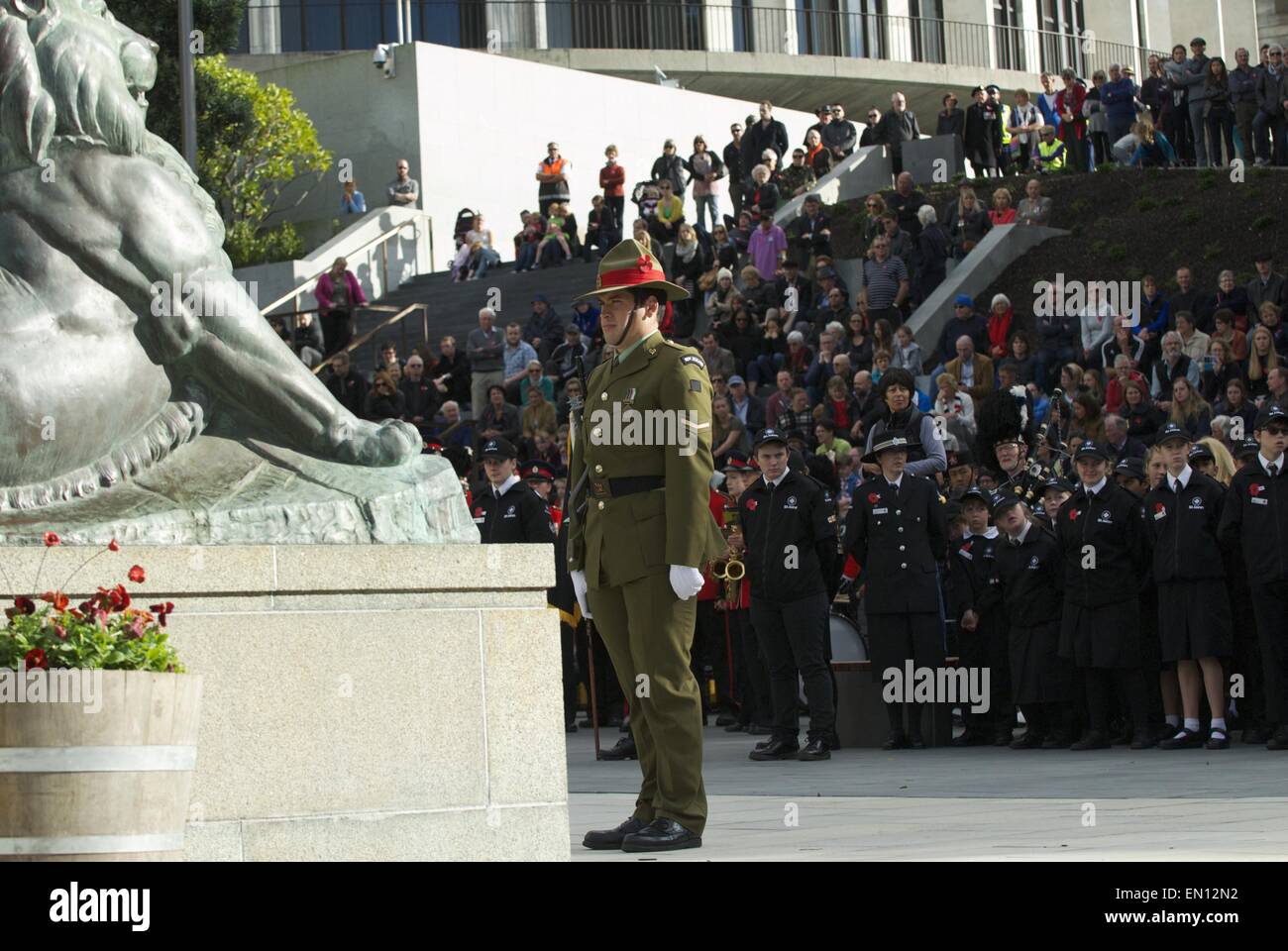 Wellington, Nuova Zelanda. Xxv Aprile, 2015. WELLINGTON, Nuova Zelanda - 25 aprile: Wellington, Nuova Zelanda - 25 aprile: folle spill raccogliere su Taranaki Street durante l'Anzac Alba cerimonia al Pukeahu National War Memorial Park e a Wellington il cenotafio il 25 aprile 2015 a Wellington, Nuova Zelanda. Neozelandesi stanno celebrando il centenario dell'Australia e della Nuova Zelanda Army Corp (ANZAC) lo sbarco sulle coste di Gallipoli il 25 aprile 1915, durante la guerra mondiale 1. Credito: ZUMA Press, Inc./Alamy Live News Foto Stock