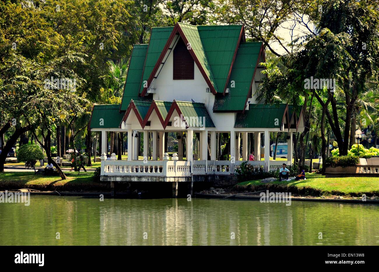 Bangkok, Thailandia: Legno visualizzazione lakeside pavilion con ripidi tetti a capanna e aperto al piano terra in Parco Lumphinee Foto Stock