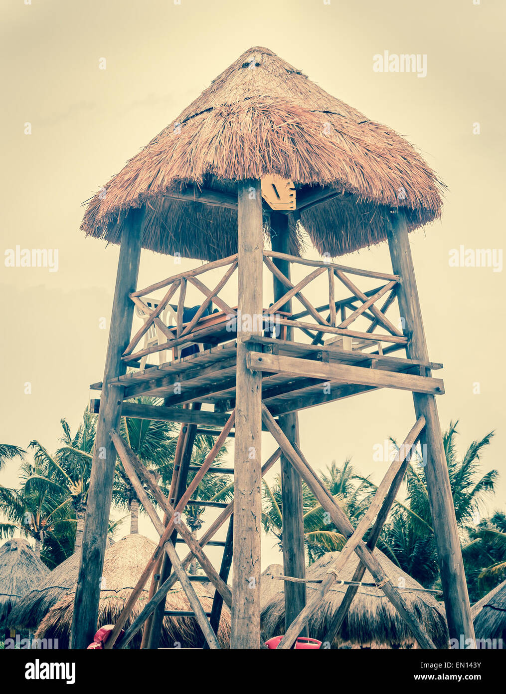 Bagnino capanna con tetto di paglia sulla riva messicana Foto Stock