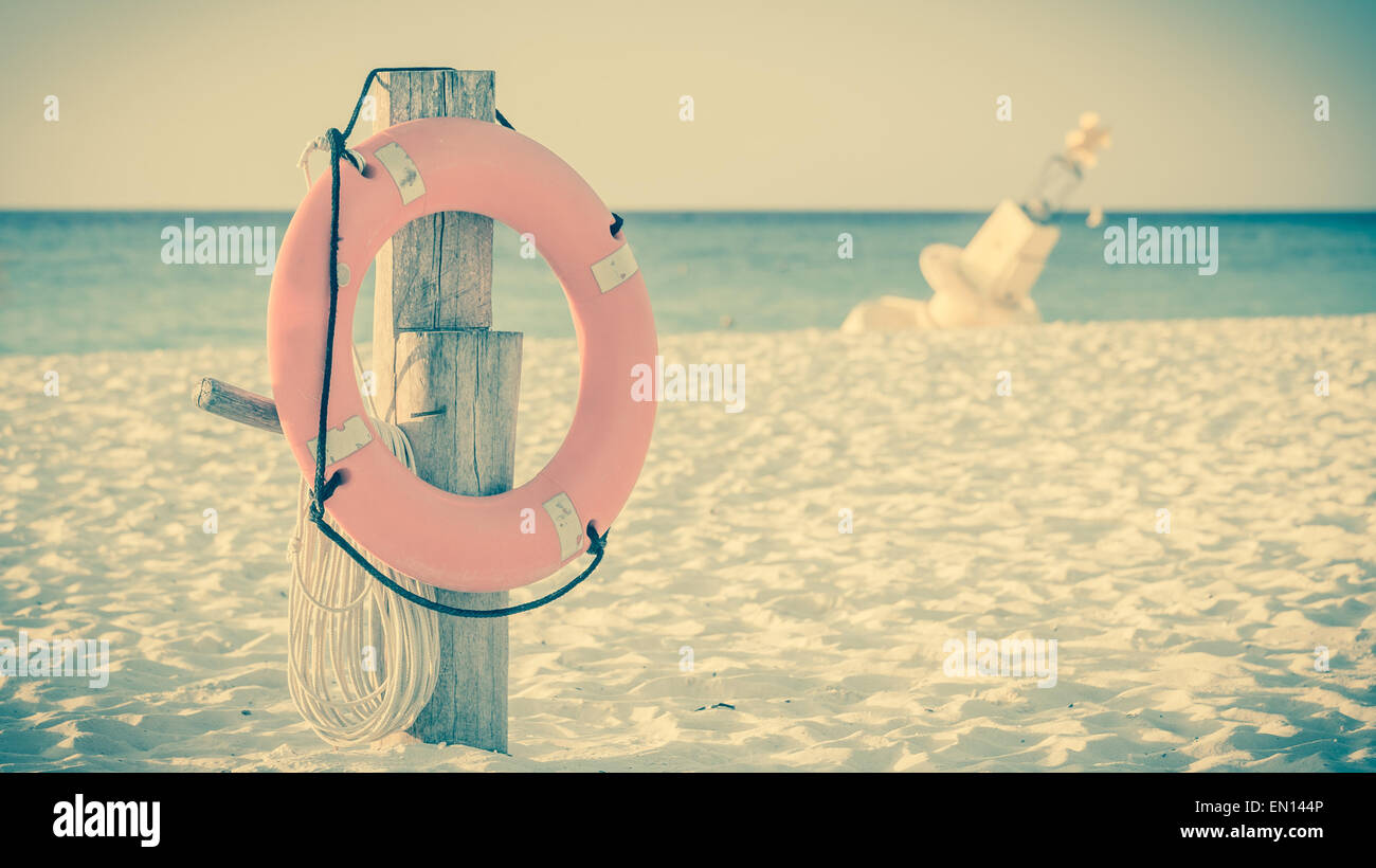 In stile vintage foto del salvagente sulla spiaggia sabbiosa da qualche parte in Messico Foto Stock