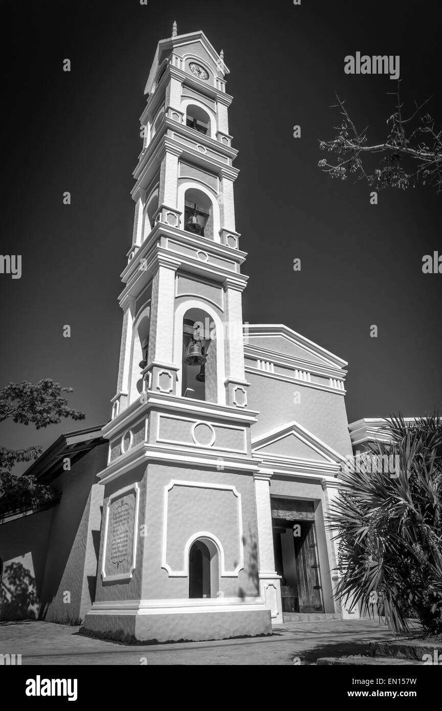 Bella e antica cappella Spagnola e il campanile a torre vicino a Playa del Carmen, Messico Foto Stock