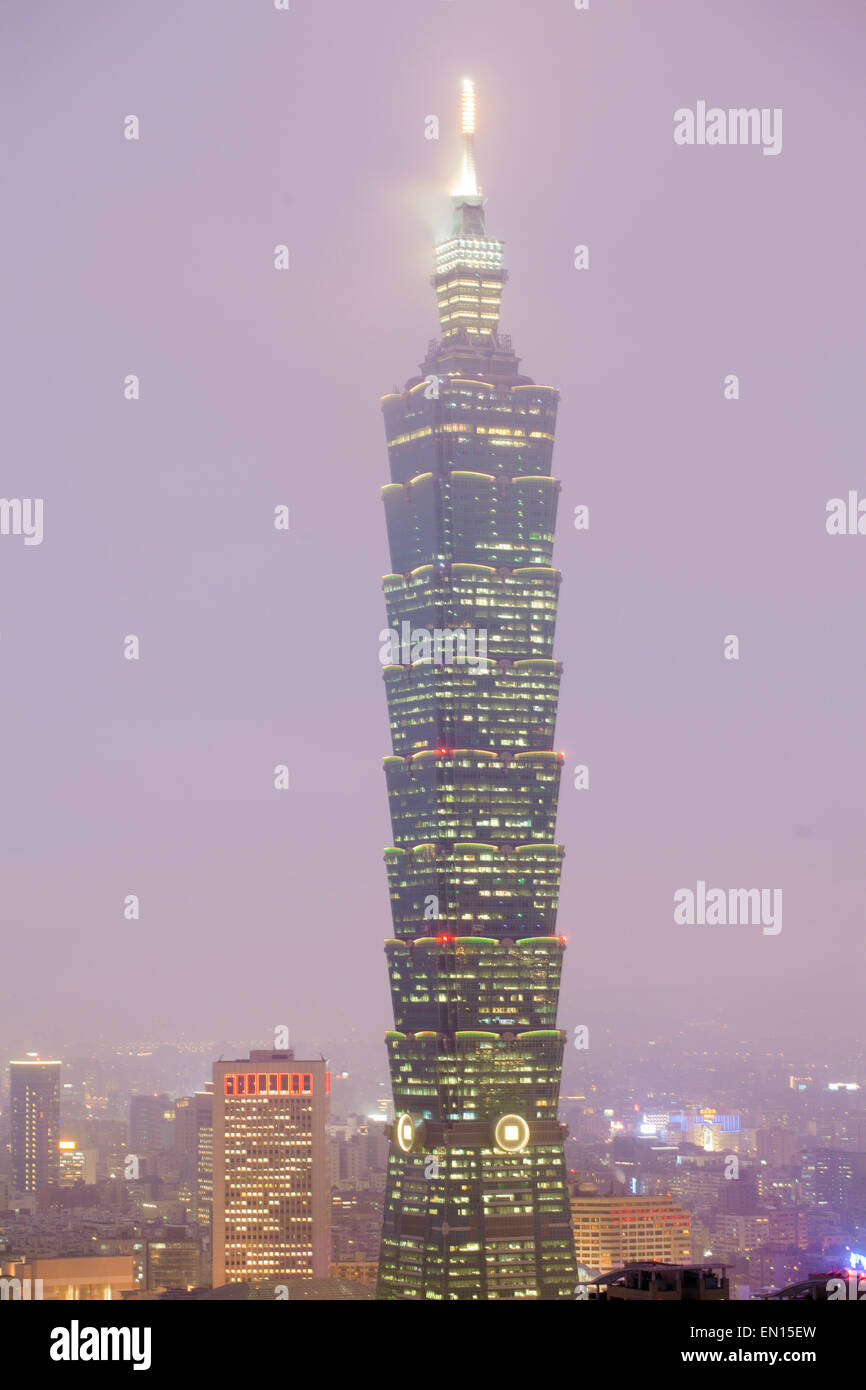 Asia, Sud Est Asiatico, Taiwan, Taipei 101. foggy meteo, illuminato Foto Stock