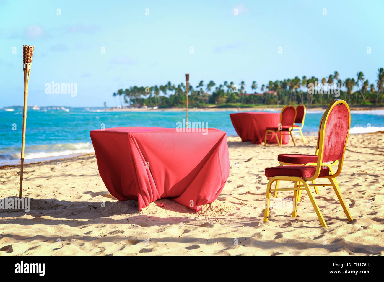 La cena sulla tavola dei caraibi spiaggia sabbiosa Foto Stock