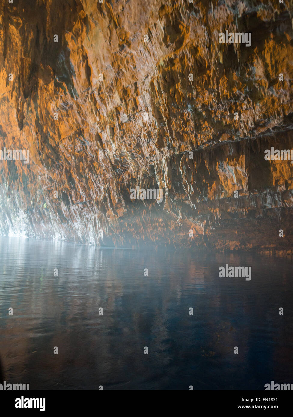 Le grotte di Melissani muri in pietra con la luce riflessa nell'acqua Foto Stock