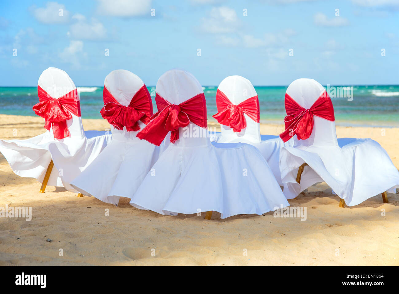 Sedie preparate per evento di nozze sulla spiaggia caraibica Foto Stock