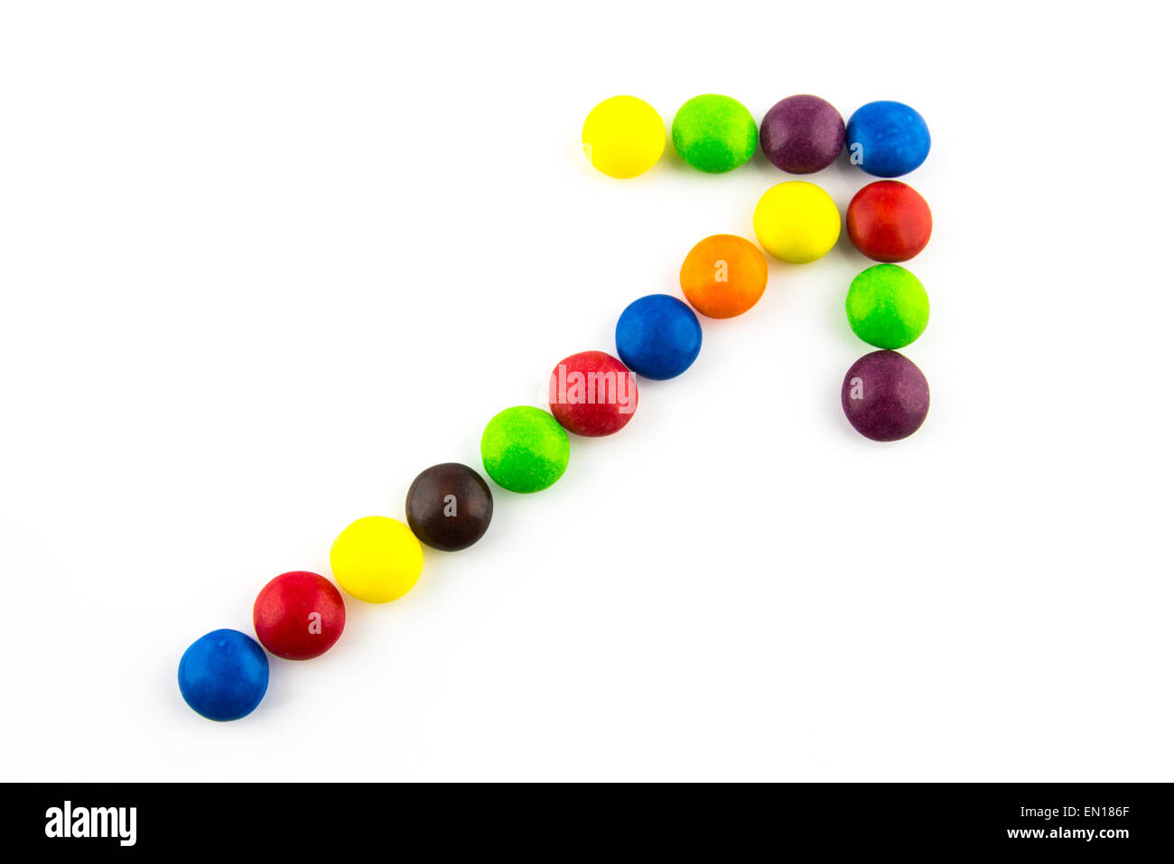 Trend crescente concetto fatta di caramelle multicolore Foto Stock