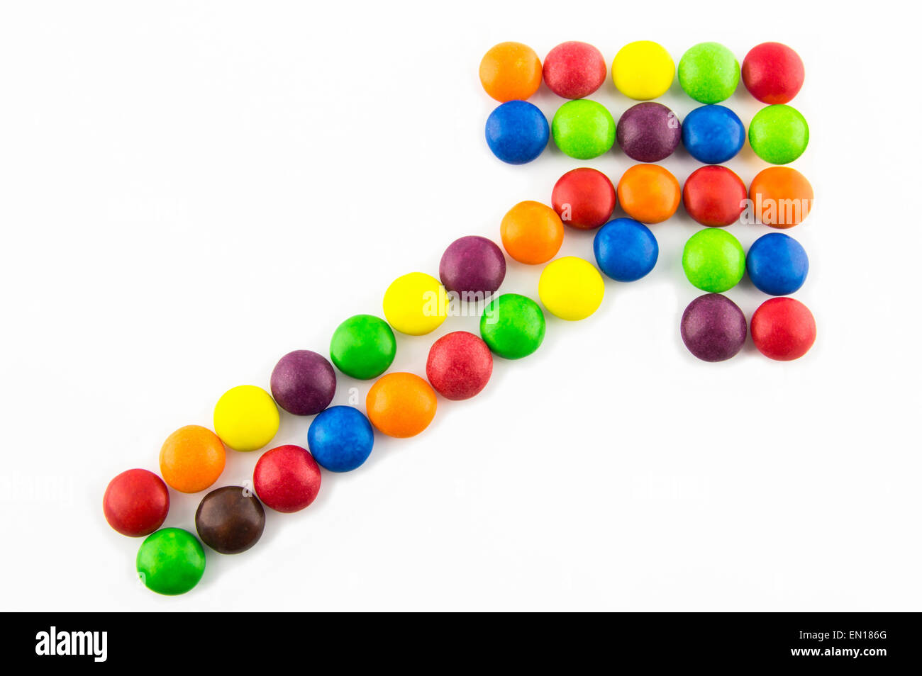 Trend crescente concetto fatta di caramelle multicolore Foto Stock