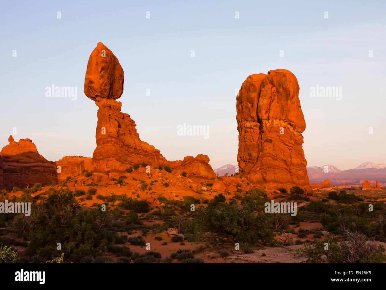 Roccia equilibrato nel Parco Nazionale di Arches nei pressi di Moab Utah al tramonto Foto Stock