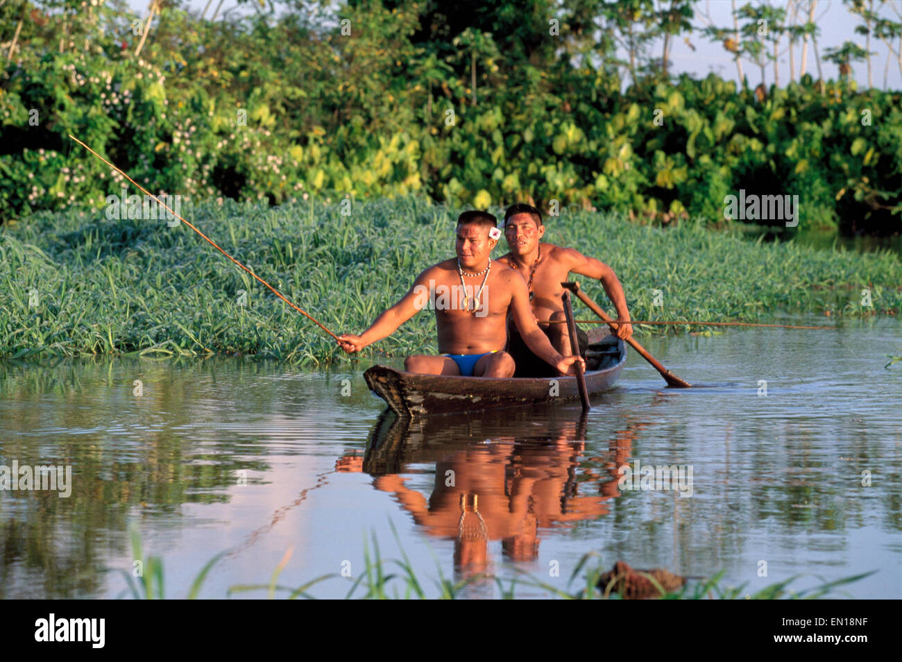 Brasile, Amazzonia, Tukano (Tucano), popolazioni indigene che pescano, canoe scavate, vita fluviale tradizionale, stato dell'Amazzonia, Brasile Foto Stock