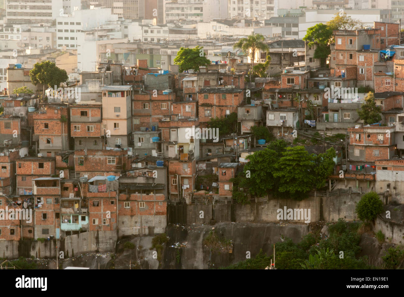 Una comunità di favela slum a Santa Teresa, Rio de Janeiro, Brasile Foto Stock