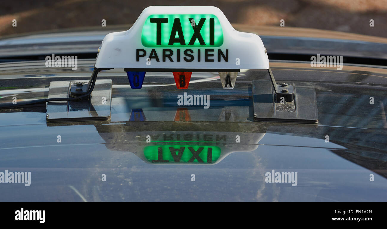 Segno sul tetto di un taxi a Parigi con la riflessione Francia Europa Foto Stock