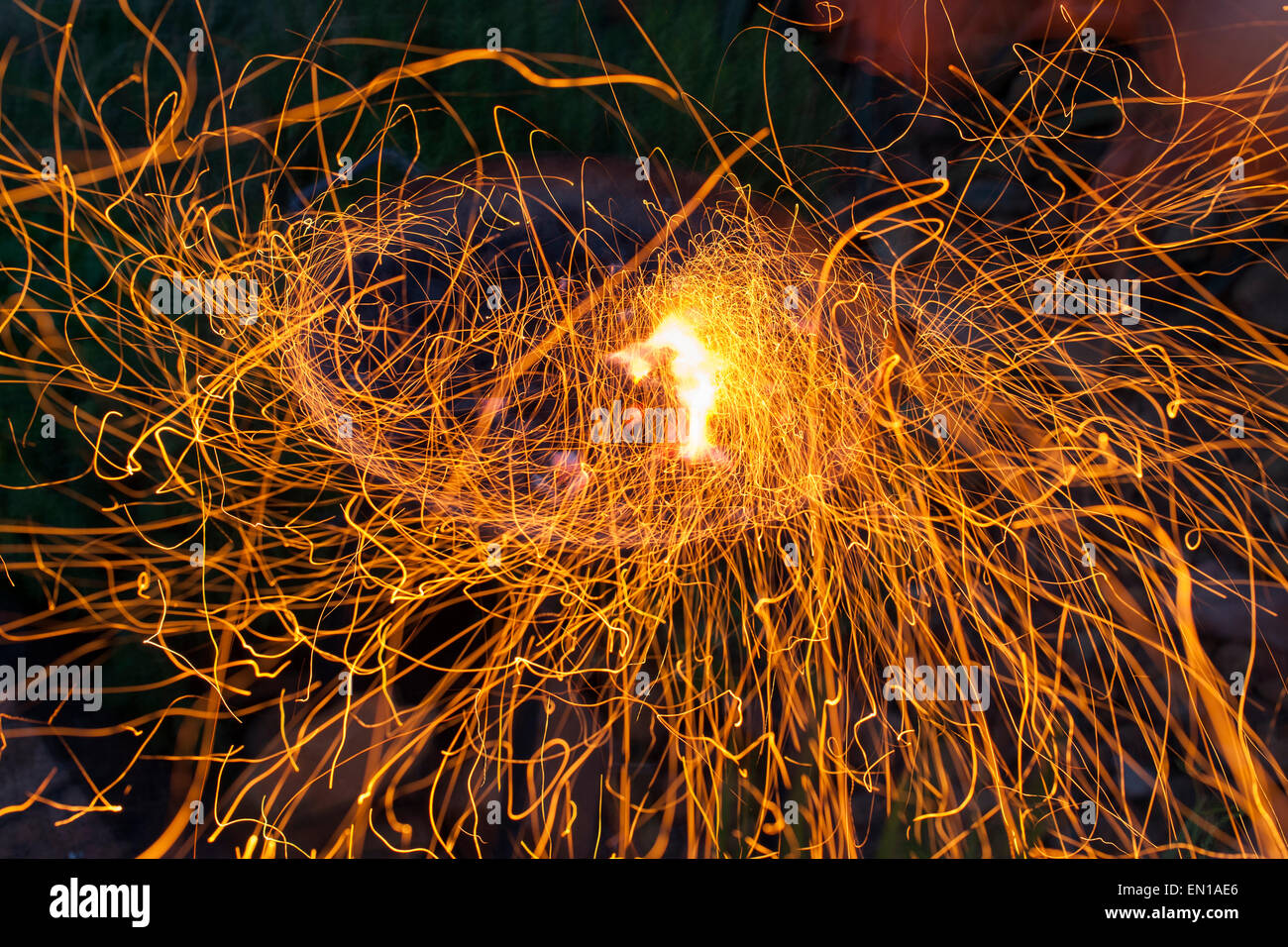Una lunga esposizione di scintille volare un barbecue fire. Foto Stock