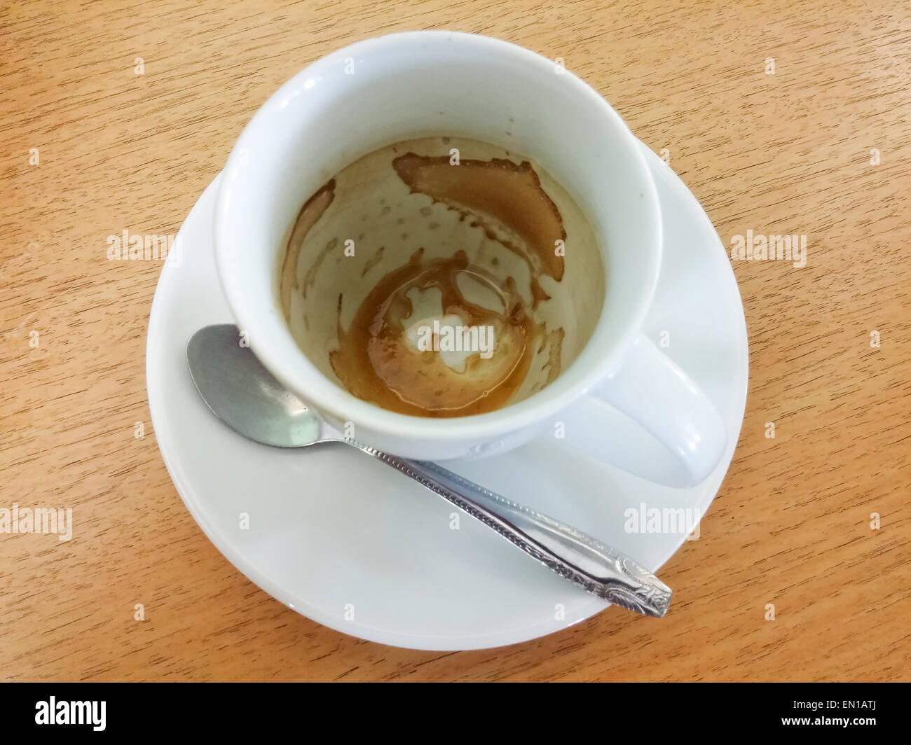 Svuotare tazza di caffè sul tavolo di legno. Foto Stock