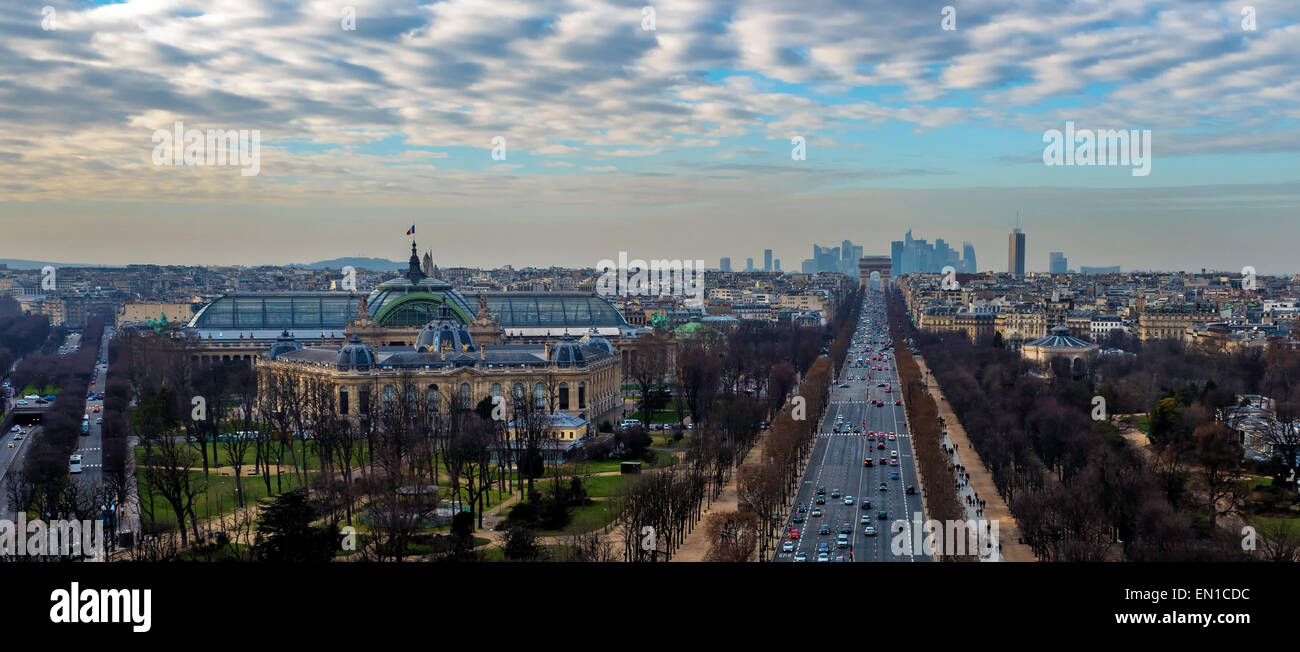 Grand Palais oltre ai famosi Champs-Élysées con l Arco di Trionfo in fine, Parigi, Francia. Foto Stock