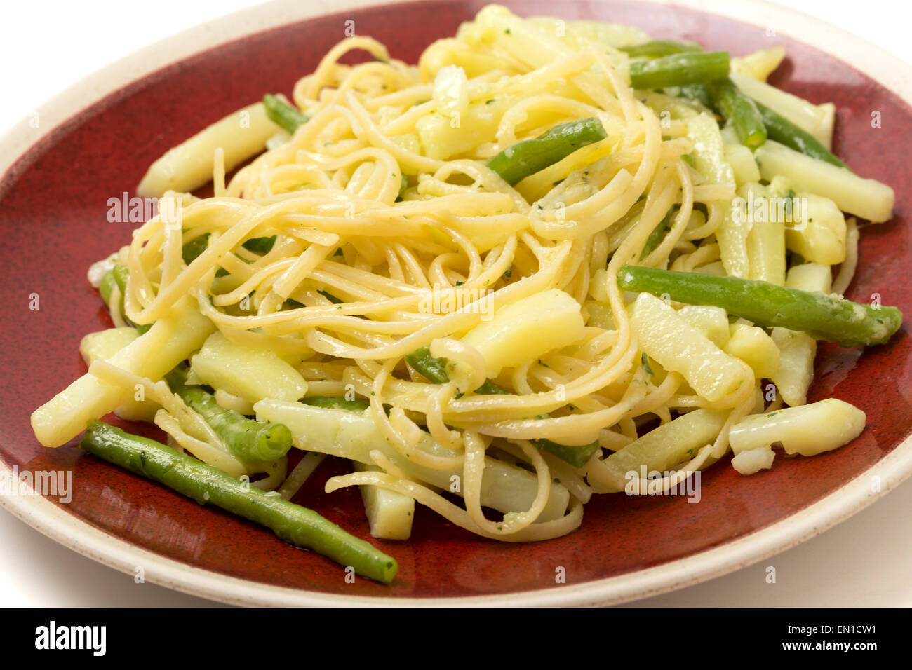 Un pasto di nastro bavette pasta cotta in stile ligure con manganelli di patate e fagioli verdi e si lancia in basilico genovese, garl Foto Stock