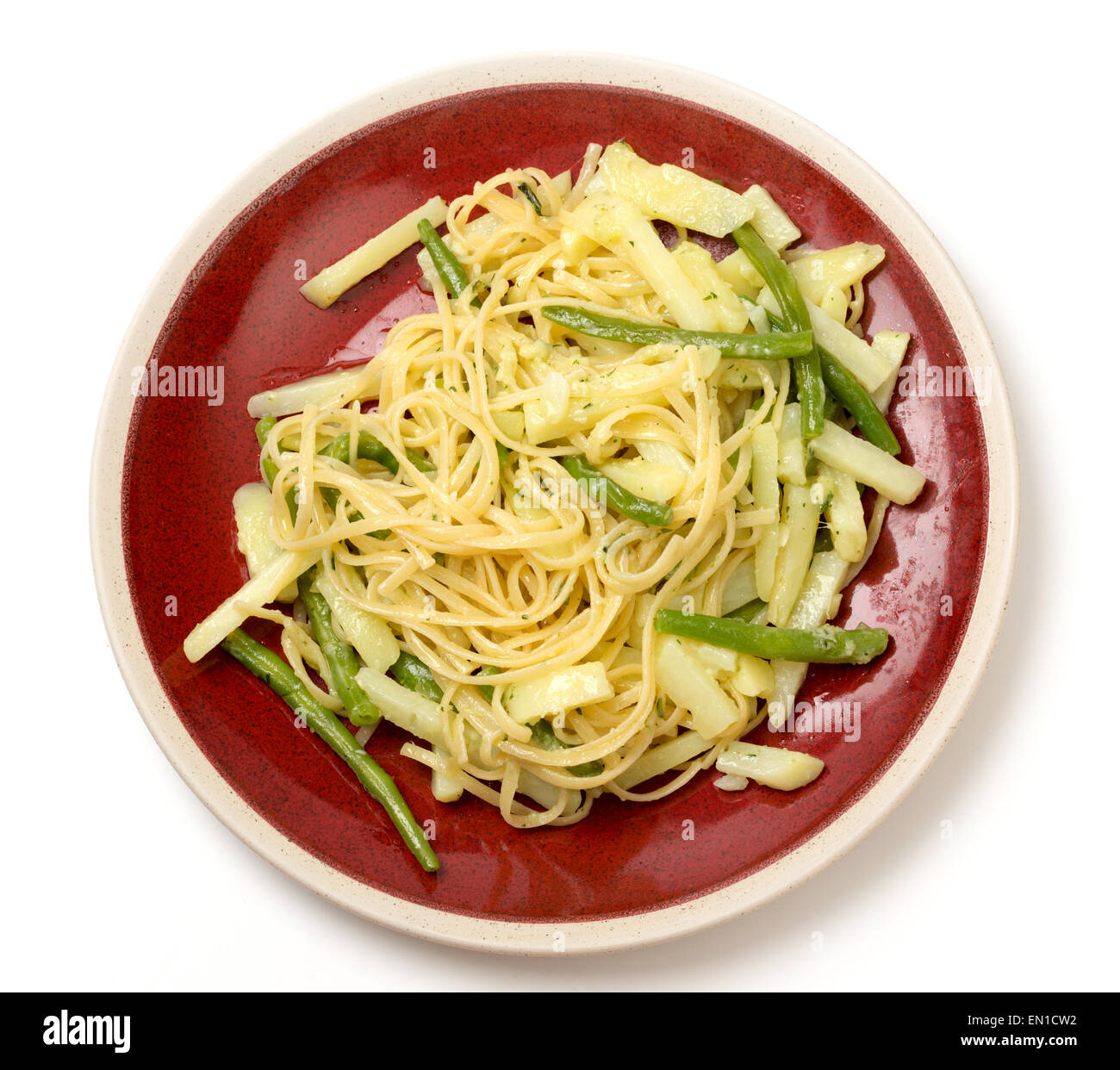 Un pasto di nastro bavette pasta cotta con manganelli di patate e fagioli verdi e si lancia in basilico genovese, aglio e parmigiano pesto Foto Stock