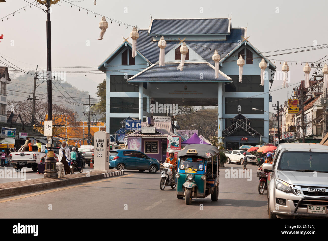 Chiang Rai, Mae Sae, posto di frontiera con la Birmania, Myanmar. Nel nord della Thailandia. Il traffico intenso in coda per attraversare il nord in Myanmar Foto Stock