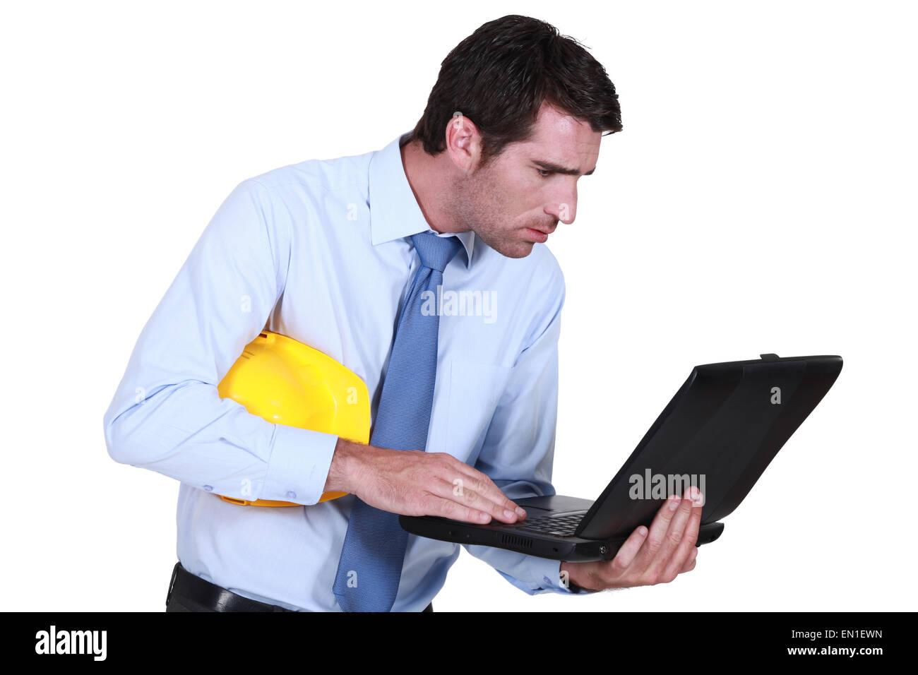 Uomo che guarda un computer center Foto Stock