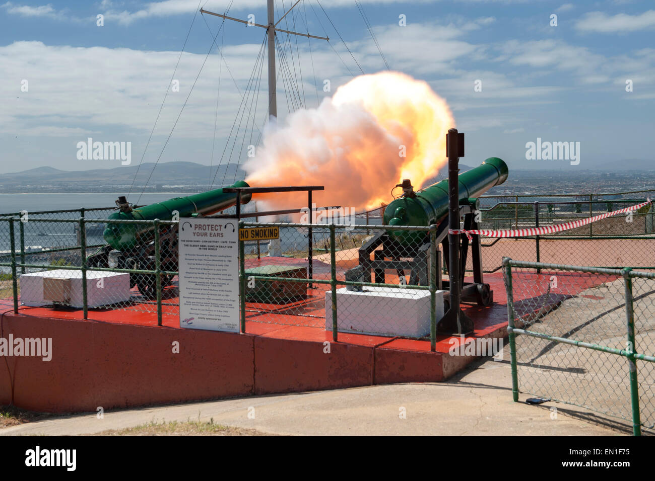 Il Mezzogiorno pistola che spara a Cape Town, Sud Africa. Foto Stock