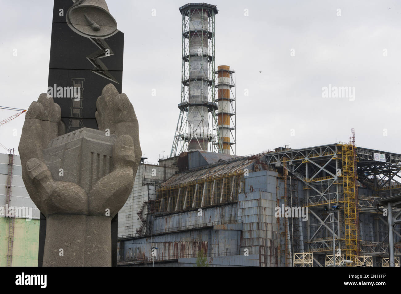 L'Ucraina. 12 Giugno, 2013. Memorial Sculpture vicino al reattore nucleare numero 4 ricorda i lavoratori morti nel disastro di Chernobyl. © Celestino Arce/ZUMA filo/ZUMAPRESS.com/Alamy Live News Foto Stock