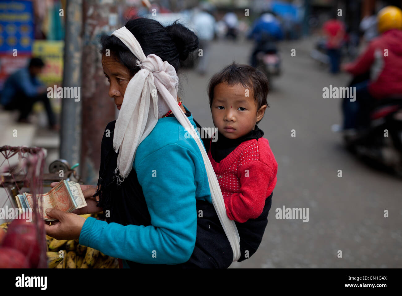 Madre e figlio shopping nel mercato occupato a Kathmandu, Nepal Foto Stock