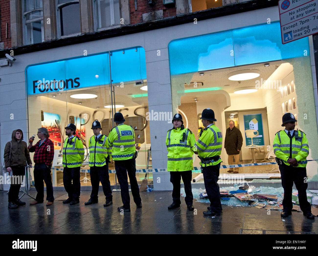 Foxtons Agenti Immobiliari vetro fracassato e polizia utilizzando gas lacrimogeni soggetto ad atti vandalici dopo recuperare Brixton caso 25 Aprile 2015 Foto Stock