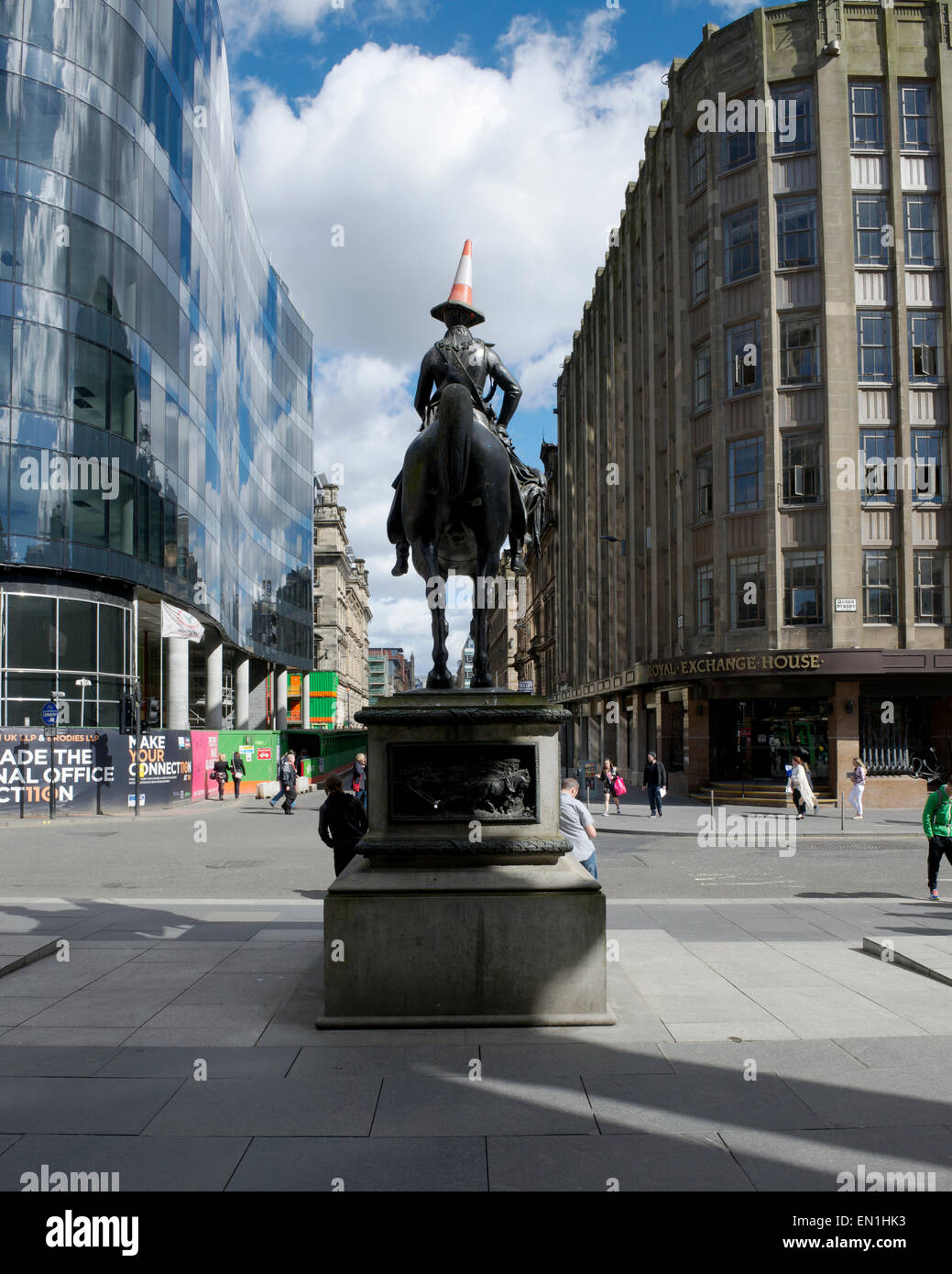 La statua di Wellington guarda giù Ingram Street dalla parte anteriore della Galleria di Arte Moderna di Glasgow. Foto Stock