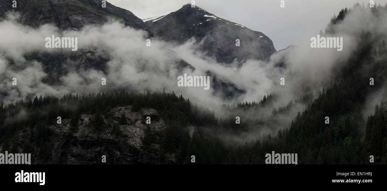 Nebbia di montagna avvolge il Chugach Mountains sopra il fiume di rame Delta, Chugach National Forest, centromeridionale Alaska. Foto Stock