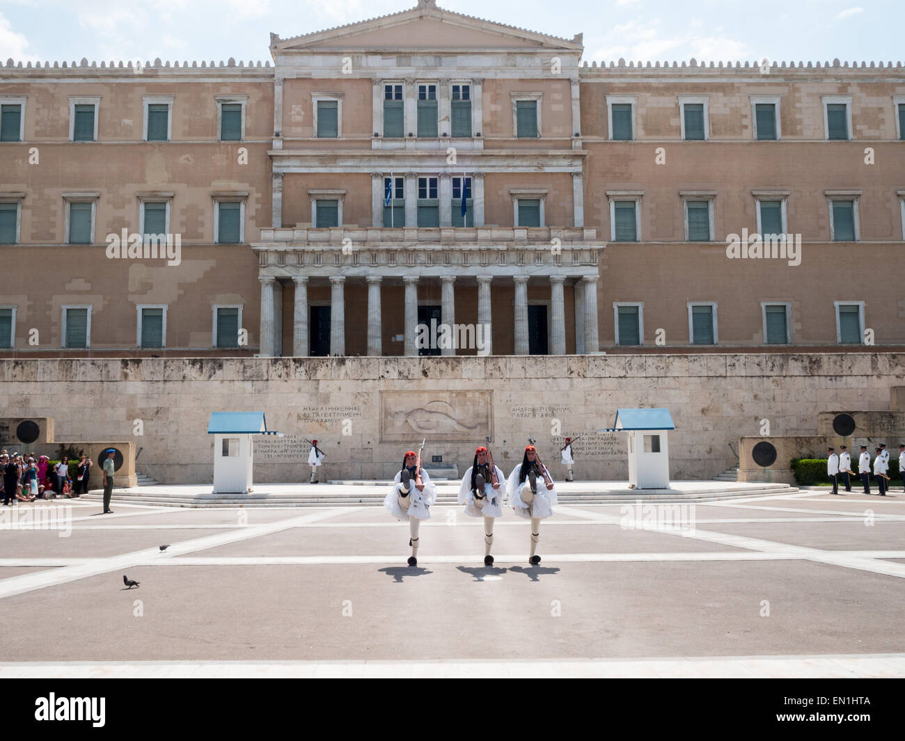 Cambio della guardia di fronte al parlamento greco in Plateia Sintagmatos Foto Stock