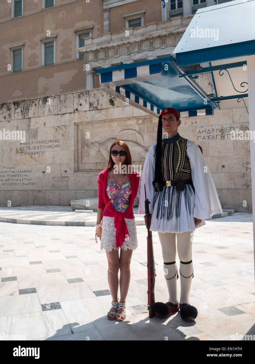 Turisti asiatici facendo un ritratto con un cittadino greco gard in Piazza Syntagma Foto Stock