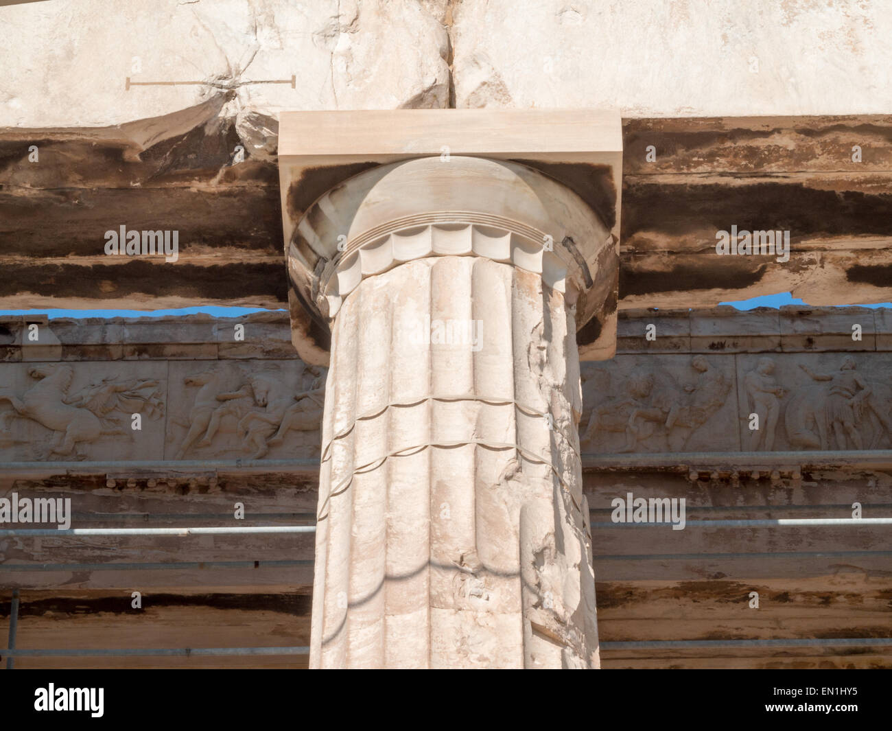 Parthenon colonna Dettagli di capitale con fregio in background Foto Stock