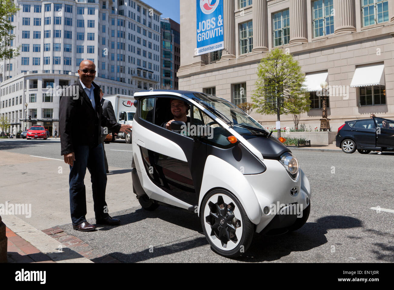 Toyota i-Road concept car (3 ruote) EV su strada - Washington DC, Stati Uniti d'America Foto Stock