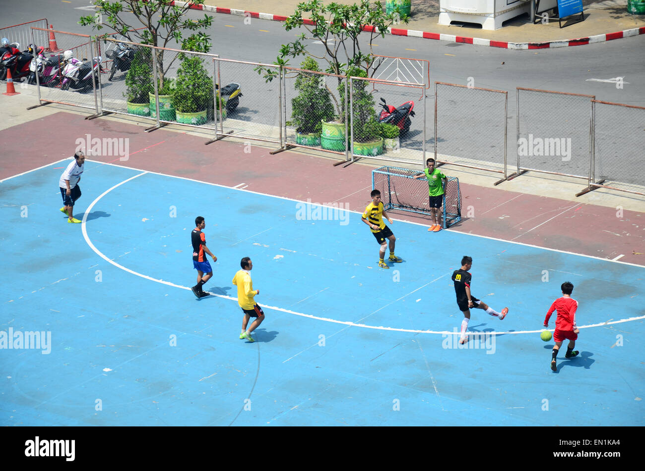 Gli uomini Thai giocare una partita di calcio o di Calcetto in campo al davanti dello sport stadium il 5 aprile 2015 a Bangkok in Tailandia Foto Stock