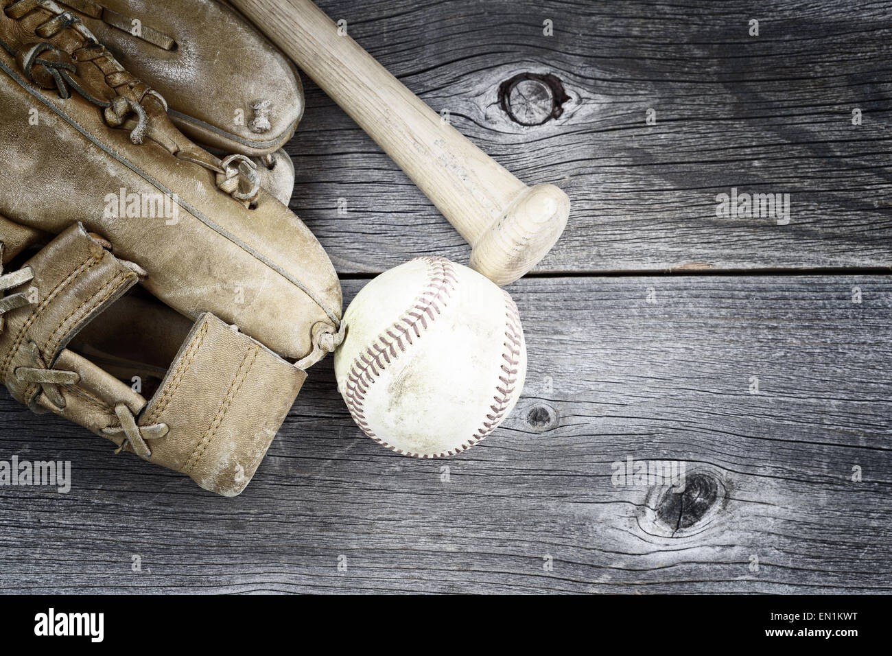 Concetto vintage del vecchio guanto indossato, bat e utilizzato il baseball su legno rustico Foto Stock