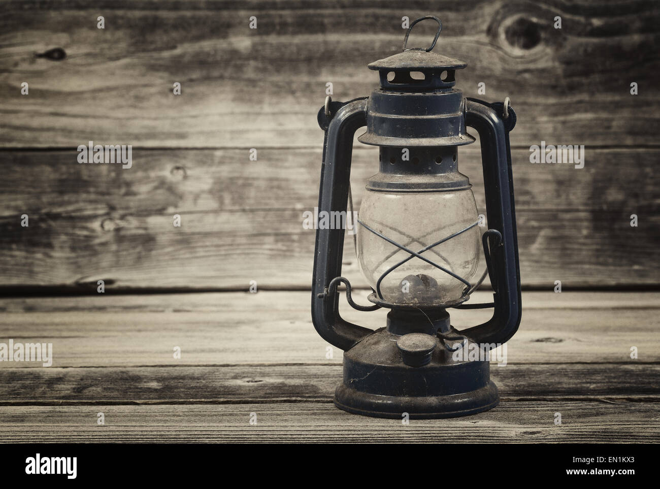 Concetto di vintage di una vecchia lanterna in legno rustico Foto Stock
