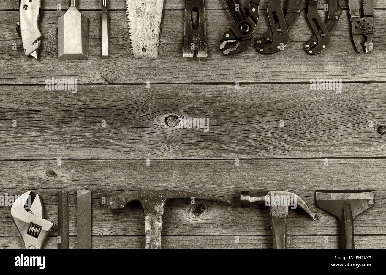 Concetto di vintage di usato parziale formazione di strumenti di bordo su rustiche tavole in legno. Foto Stock