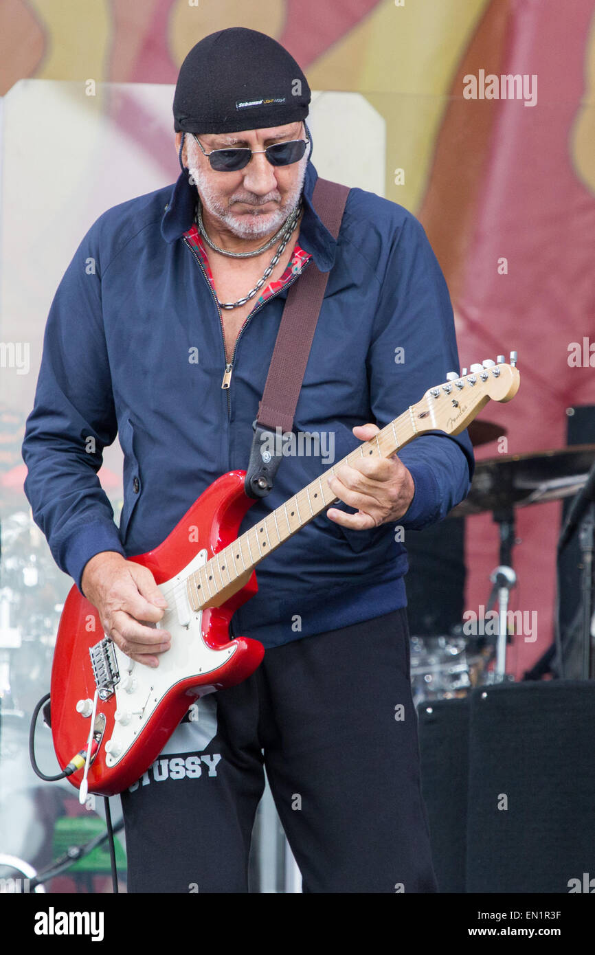 New Orleans, Louisiana, Stati Uniti d'America. Xxv Aprile, 2015. Il chitarrista Pete Townshend di chi si esibisce dal vivo durante il New Orleans Jazz e Heritage Festival a New Orleans, Louisiana Credito: Daniel DeSlover/ZUMA filo/Alamy Live News Foto Stock