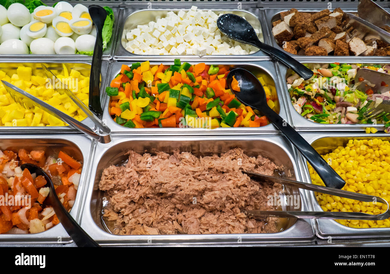 Un colorato buffet di insalata con un sacco di scelta visto in un ristorante Foto Stock